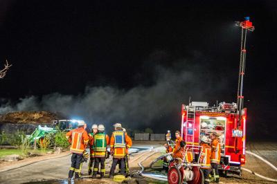Remseck: Grosser Misthaufen auf Aussiedlerhof in Brand - Mehrere Feuerwehren stundenlang im Einsatz